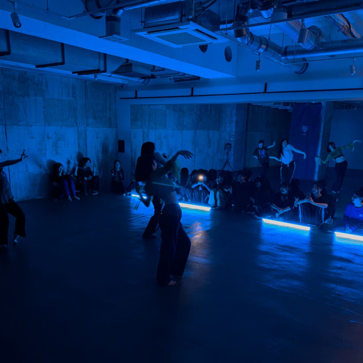 複数人でのダンスレッスンの様子