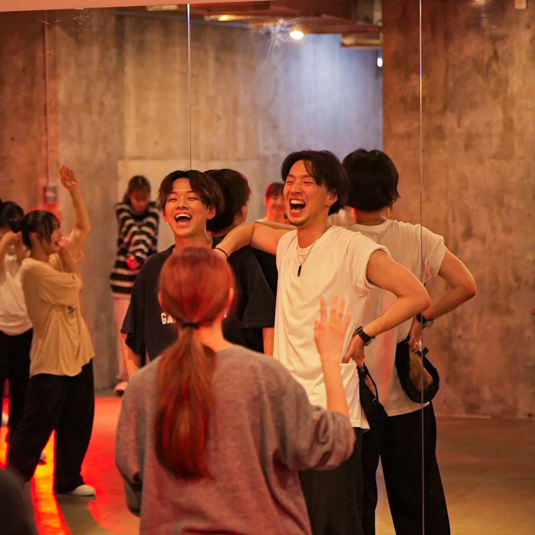 インストラクターが指導するダンスレッスンの様子