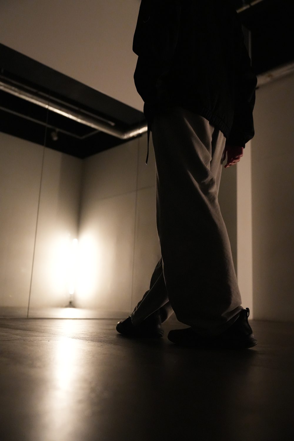 一人で室内を歩きながら練習する様子